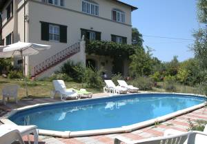  Dette hus ligger gemt i en olivenlund og har swimmingpool. Fra 1. sal i huset er der en vidstrakt udsigt. På den ene side kan man i klart vejr se mod Pisa og byens katedral, der ligger foran bjergen ...