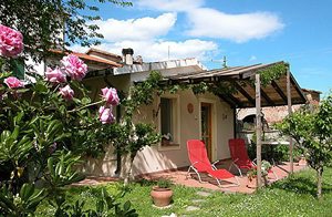  Dette lille feriehus er omgivet af små, middelalderbyer. Et perfekt udgangspunkt, når man skal udforske Toscana. Børneseng/-stol på forespørgsel. Se også ITP224. ...