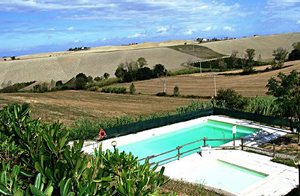  Denne ferielejlighed ligger på 1. sal i et moderne og formskønt beboelsesanlæg. Fælles have og swimmingpool. ...
