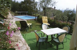  I bor i en rustik del af et hus, som står midt i en olivenlund. Udsigten over dalen giver mulighed for at nyde romantiske solnedgange. Ejeren bor i husets anden halvdel. Poolen benyttes kun af gæst ...