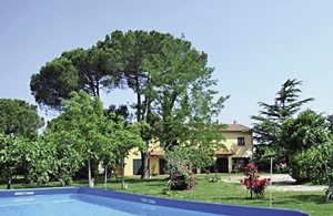  Rummeligt hus med en indhegnet have ved den lille by 'Le Lame'. Ejeren bor i en lille lejlighed på 1. sal med egen indgang og bruger ikke haven. ...