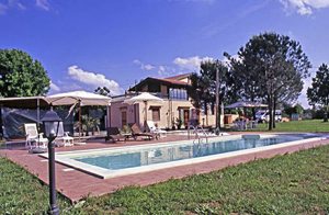  Feriehus med dejlig udestue og solterrasse. Have og pool er fælles med ejeren. Adgang til vaskemaskine. Hestegård i nærheden (1 km). ...