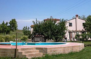  Slap af i denne nyrenoverede lade, nyd grillaftener under pergolaen - det er ferie! Barneseng/-stol på forespørgsel. Se også ITP125. ...