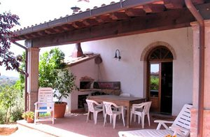  Storstilet lejlighed med karakteristisk taverna samt siddegruppe i haven i landsbyen Marti. Godt udgangspunkt for udflugter til Firenze, Pisa, Lucca og Livorno. ...