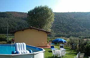  Nybygget hus i rolige omgivelser og med privat have og pool, kort sagt det ideelle feriehus. Huset består af ét stort rum med hjørnekøkken og 2 sovesofaer, der er behagelige både nat og dag. I n ...