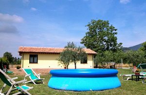  Nybygget hus med privat siddeplads i haven og lille, fælles soppebassin. Små middelalderlandsbyer i nærheden. Et soverrum (med 2 enkeltsenge) er gennemgangsrum. ...