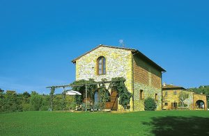  Denne karakteriske lade er blevet fuldstændig renoveret og opdelt i to lejligheder. Den ligger midt i de toscanske bakker mellem provinserne Pisa og Firenze. Der er en smuk udsigt over de omkringlig ...
