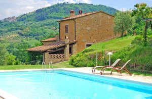  Roligt og solrigt stenhus, der ligger på en bakke med skøn udsigt over Volterra og landsbyerne Terricciola og Morrona. Huset er omgivet af en stor grund på 10 hektar med oliventræer, vinstokke og ...