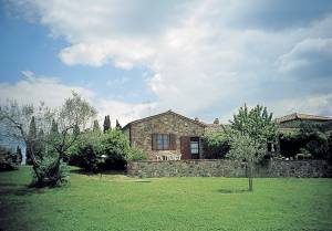  Dette pænt indrettede feriehus hører til en gammel landejendom, som i dag benyttes til sommerresidens for italienske familier. Stedet er meget velholdt og beliggenheden er absolut rolig og malerisk ...