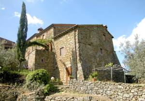  En arkitektonisk traditionel lejlighed i middelalderborgen Borgo Sogna; Via en udvendig stentrappe kommer I ind i den hyggelige opholdsstue med pejs og køkken. Nedenunder ligger begge soveværelsern ...