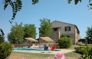  Tidligere bondehus med vidtstrakt udsigt over enestående bakkelandskab. Boligområde på 1. sal med overdækket og åben terrasse (stueplan: lukkede rum). Stor naturgrund med pool, panorama-terrasse ...