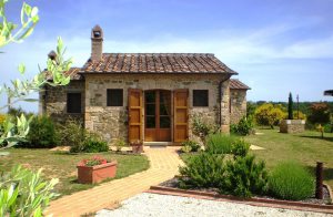  Komfortabel feriebolig, som ligger på en smuk og rolig bakkeskråning. Dette hus er nænsomt restaureret og meget smagfuldt indrettet. Foran huset er der en overdækket terrasse, lidt lavere på den ...