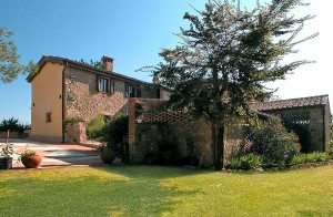  Skønt landhus med sidebygninger, der er delt op i to uafhængige lejligheder. I befinder jer i rolige omgivelser midt i det typiske Chianti-landskab omgivet af vinmarker og olivenlunde. Flot udsigt  ...