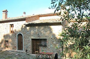  Smagfuldt indrettet feriehus (rækkehus ved siden af ITS215) i udkanten af skov.Grund med skov, siddeplads og grill. Pool 8 km. ...