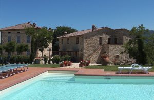  Med en underskøn panorama beliggenhed i Siennas grønne bakker ligger dette dejlige ferieanlæg som oprindeligt var en landejendom. Ejendommen er gennemrenoveret og består nu af 13 pæne, hyggelige ...