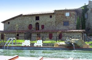  Disse ferielejligheder ligger i en gammel bebyggelse fra 1300-tallet, som ligger midt på et stort landbrug på 1200 hektar. Siena ligger ca. 30 km væk. På rideskolen tilbydes både rideundervisnin ...