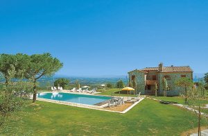  Fortryllende og ny-renoveret landejendom delt i 5 ferielejligheder , i dominerende Position, på en bakke med blik ud over Chianadalen og dets historiske småbyer som hører til de vigtigste i Toscan ...