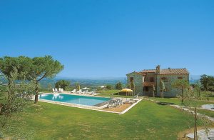  Herligt, nyligt renoveret landhus, der er blevet delt op i 5 dejlige ferielejligheder, højt beliggende på en bakkeskråning med udsigt over Chianadalen og særlig interessant udsigt til de vigtigst ...