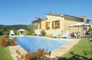  Fritstående lille feriehus i de skønne grønne bakker i Toskana med rolig beliggenhed og skøn udsigt over området. Området byder på nem adgang til de vigtigste byer i Toscana og selv Rom er ind ...