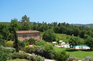 Karakteristisk gammel ladebygning, der er blevet fuldstændigt og omhyggeligt renoveret. Huset ligger i de smukke grønne toscanske bakker. Renoveringen er sket med særlig henblik på, at bruge de r ...