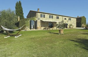  Her har I muligheden for at bo i et helt traditionelt italiensk landhus, smukt og nænsomt ført op til vore dages krav til komfort. Huset ligger i de grønne frodige bakker omkring Chiana dalen. Bå ...