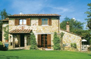  Stenhus omgivet af bakkerne omkring Siena (500 m over havet). Rolige omgivelser. Panoramaudsigt over vinbjerge og olivenlunde. Indhegnet plæne med swimmingpool og solterrasse med havemøbler. Muret  ...