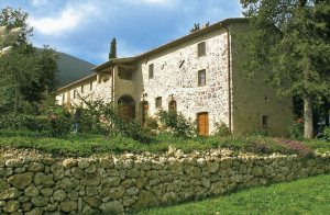  Karakteristiske lejligheder med komfortabel indretning i et typisk toskansk hus som er fuldstændigt renoveret og inddelt i skønne ferieboliger. Huset er roligt beliggende i de grønne bakker i det  ...