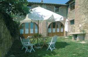  Gammel bondegård, der består af et hovedhus og et tilgrænsende, tidligere kornmagasin. Komplekset er for nylig blevet renoveret og ombygget til ferieboliger og ligger på en bakkeskråning med meg ...