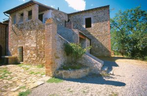  Gammel bondegård, der består af et hovedhus og et tilgrænsende, tidligere kornmagasin. Komplekset er for nylig blevet renoveret og ombygget til ferieboliger og ligger på en bakkeskråning med meg ...