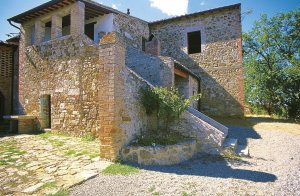  Gammelt stenhus, som består af et hovedhus og et tidligere kornkammer. Komplekset er for nyligt blevet renoveret er nu ferieboliger. De ligger på en bakkeskråning med skøn udsigt over det typiske ...