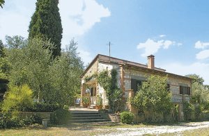  Denne hytte ligger alene i de grønne toscanske bakker. Huset er omgivet af en stor grund med udendørs spisestue og fuldt møblerede have-områder. Ligger i et roligt område. Afstande: fødevarerbu ...