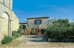  Typisk, komplet renoveret lade i de grønne bakker ved Siena. Ved siden af en smuk landkirke. I præsteboligen ved landkirken bor ejeren. Skøn udsigt. ...