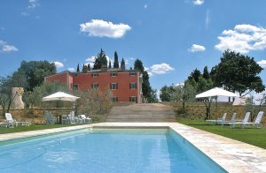  Stort landsted, der blev bygget ved renoveringen af et gammelt kloster. Stedet er omgivet af flere hundrede år gamle skove og olivenlunde på en bakke. Huset ligger i et fantastisk område og har pa ...