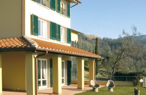  Imponerende to familiehus på bakkeside med skøn panoramaudsigt over dalen med oliventræer, og i det fjerne Montecatini. Særdeles rolig beliggenhed. Foran huset er et velplejet grønt område, med ...