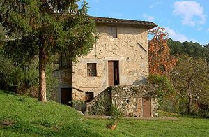  Toskansk landhus i grønne omgivelser midt i naturen og som skabt til en afslapningsferie. Rustik, meget enkel indretning. ...