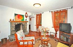  Denne lejlighed ligger i bakkerne over Versilia. Der er terrasse med en gårdsplads, der er egnet til udendørs måltider. ...