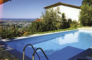  Lejlighed i stueetagen af et hus i de smukke bjerge af Versilia. Omgivet af oliventræer, fyrretræer og cypres træer. Der er en storslået udsigt over søen Torre del Lago Puccini og havet ved Vers ...