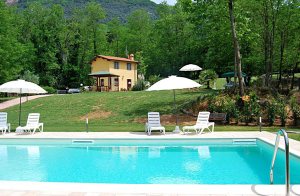  Karakteristisk og fuldstændig renoveret lille hus i typisk toskansk landstil. Huset ligger omgivet af grønne bakker. 2 km fra Camairore, ridning 4 km, strandene i Lido di Camaiore 9 km, golf 14 km, ...