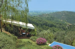  Denne lille etværelses-anneks ligger i nærheden af en villa, hvor ejerne bor. Det ligger meget smukt på en bakke over Versilia. Der er en vidunderlig udsigt over vandet i det fjerne. På klare dag ...