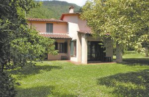  Renoveret landhus i en lille dal ca. 4 km fra byen Pietrasanta, der er berømt for sine marmorskulpturer. Huset ligger i et roligt område. Huset har en fuldstændig indhegnet grund med frugttræer o ...