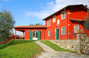  Henrivende, roligt beliggende lille hus i toskansk stil beliggende på en skråning af en bakke ved Camaiore med udsigt over landskabet. Afstande: Camaiore 2 km. Lidoens strande 10 km. Forte dei Marm ...