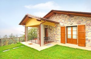  Henrivende tofamilieshus på en skøn ca. 8 ha. stor privat grund på toppen af en bakke i Versilia med udsigt over en bred kyststrækning ved Viareggio, Lido de Camaiore, Forte de Marmi og i det fje ...