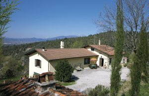  Hvis I vil nyde den store fri natur og være helt uforstyrrede, så er dette rummelige landhus det helt rigtige for jer! Beboelsesafdeling på 1. sal med indgang i niveau med jorden. Her er en solrig ...