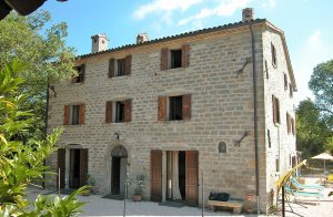  Dette komfortable landhus er ideelt for en større gruppe der gerne vil tilbringe ferien midt i naturen. Huset ligger i rolige omgivelser på en bakke med smuk udsigt over dalen. Huset består af 5 s ...