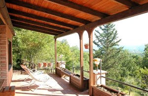  Moderne hus på en bakkeskråning, højt oppe i Tiber-dalen, ved grænsen mellem Umbrien og Toscana. Feriehuset består af to af uafhængige boliger (4+6 personer). Vindeltrappe op til 1. sal. Fra da ...