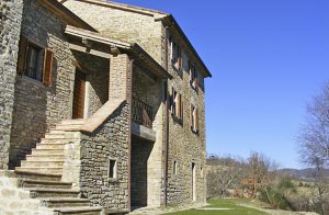  Stor spisestue med pejs og loggia, overdækket siddelads i haven, møbleret pool, stor naturgrund. Ideelt til vandreture og svømmeture i bjergbækken, yoga og meditation. Nære udflugtsmål: Gubbio, ...