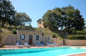  Smagfuldt indrettet landhus med stor have og pool i rolige panoramaomgivelser. I haven er der grill, bordtennis, område til udendørs leg og en solterrasse ved poolen. Barneseng på forespørgsel. H ...
