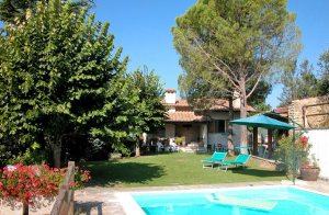  Hyggeligt landhus i rolige, bakkede omgivelser med privat pool. Foran det øverste opholdsrum med køkken er en overdækket terrasse, yderligere en overdækket siddeplads med grill finder I i den vel ...