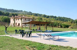  Dette typisk, umbriske landhus ligger på en bakke mellem Perugia og Todi. Beliggenheden er ideel som udgangspunkt for en visit til de smukke, gamle, små byer i regionen. En stor plæne med pool omg ...