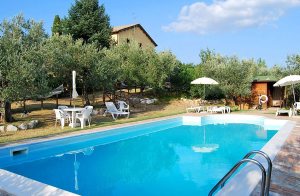 Dette typisk, umbriske landhus fra midten af 1800-tallet er efter en renovering blevet delt op i 4 hyggelige lejligheder. Det ligger på en bakketop i et landbrug med olivenlunde og vinbjerge, hvor d ...